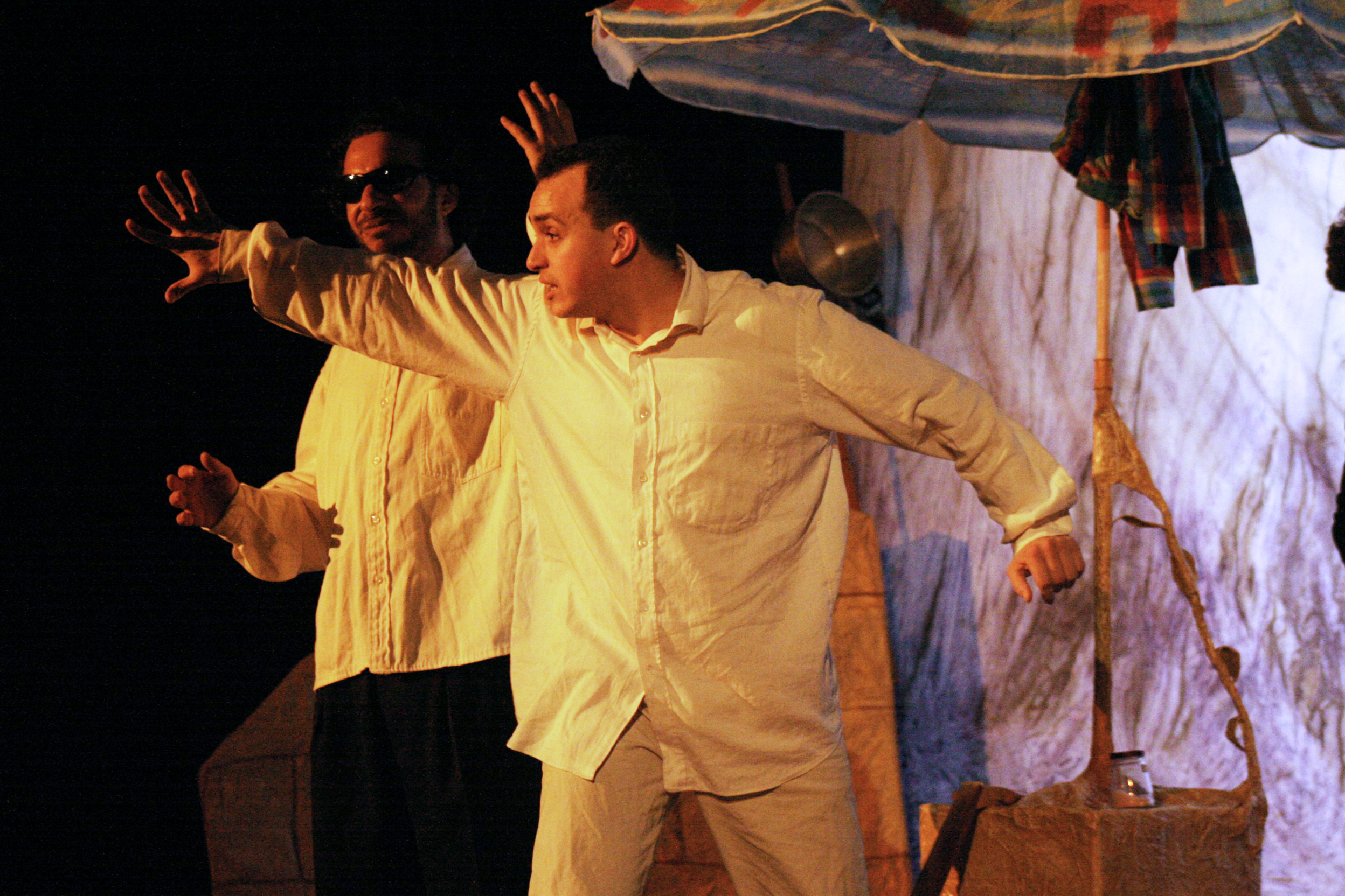 Deux interprètes en mouvement sur scène — archives théâtre, 2007
