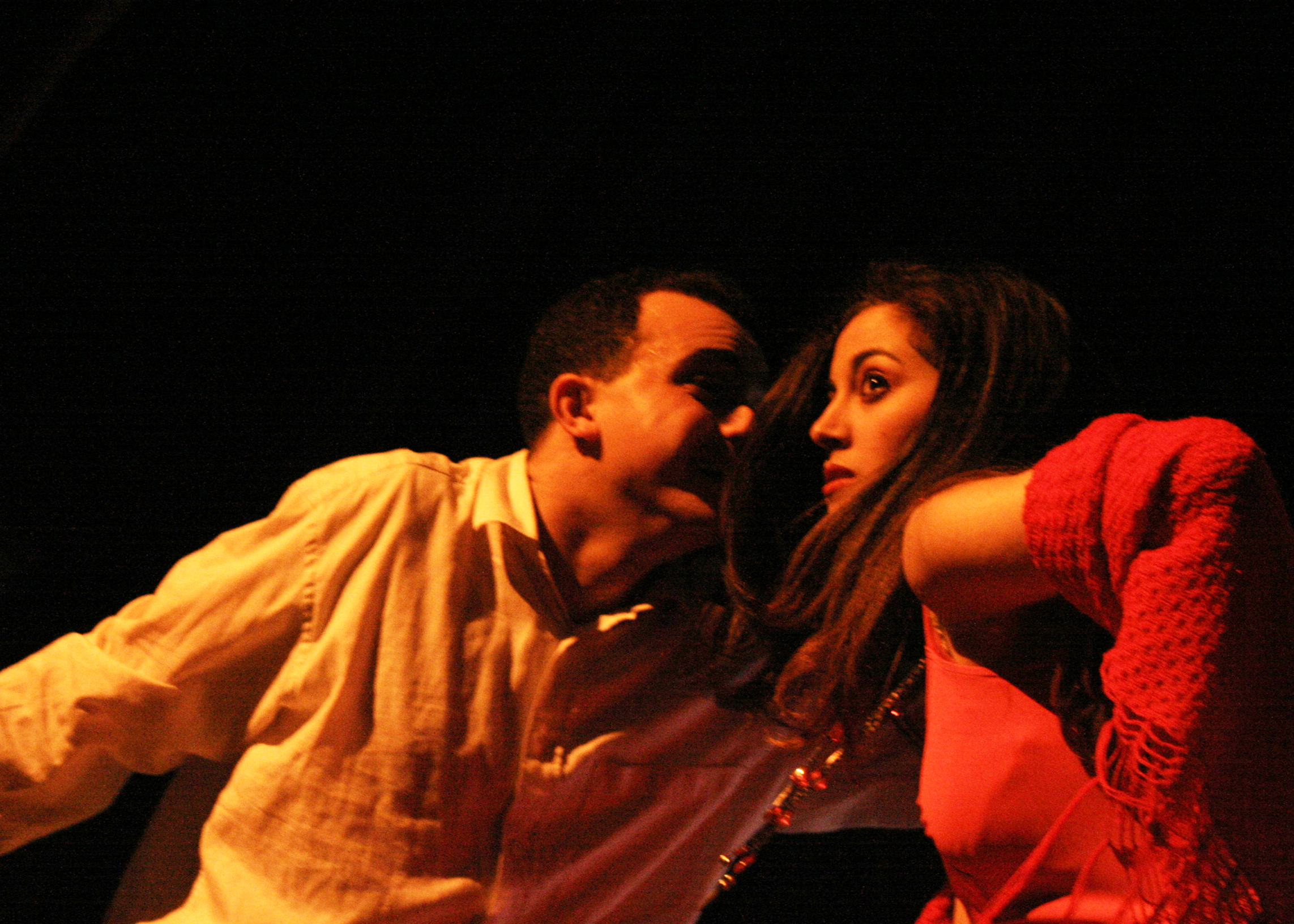 Échange entre deux interprètes sous une lumière chaude — archives théâtre, 2007