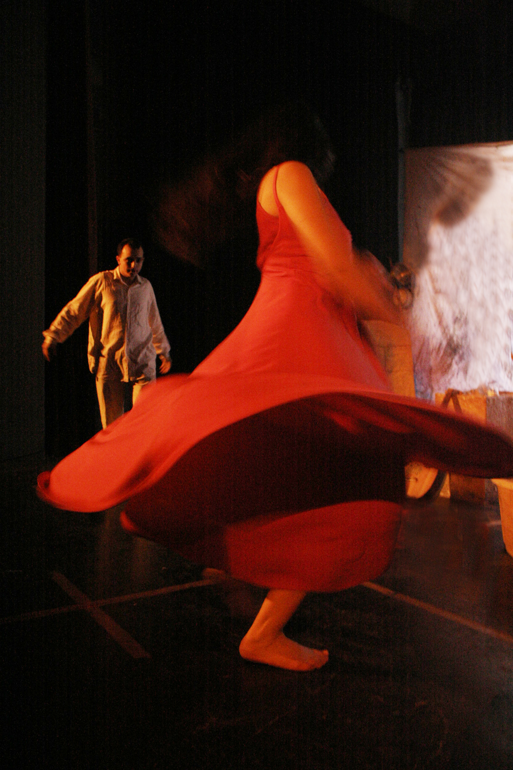 Mouvement d’une robe rouge sur scène — archives théâtre, 2007