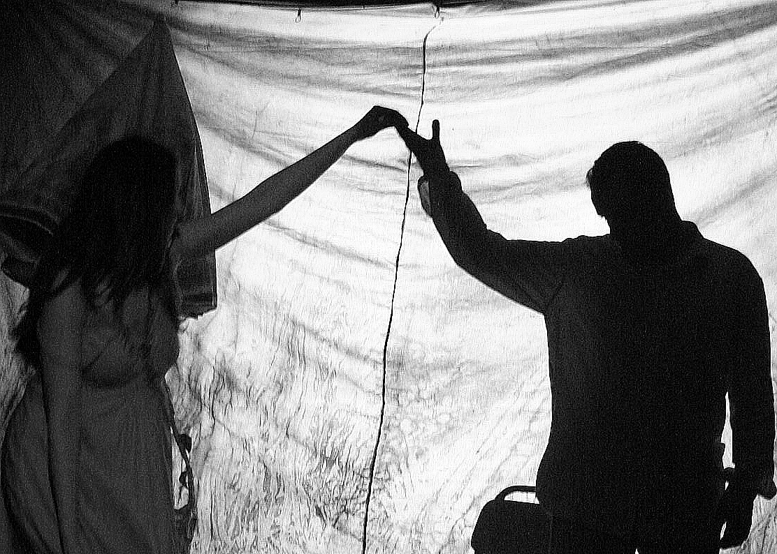 Silhouettes de deux interprètes en noir et blanc — archives théâtre, 2007