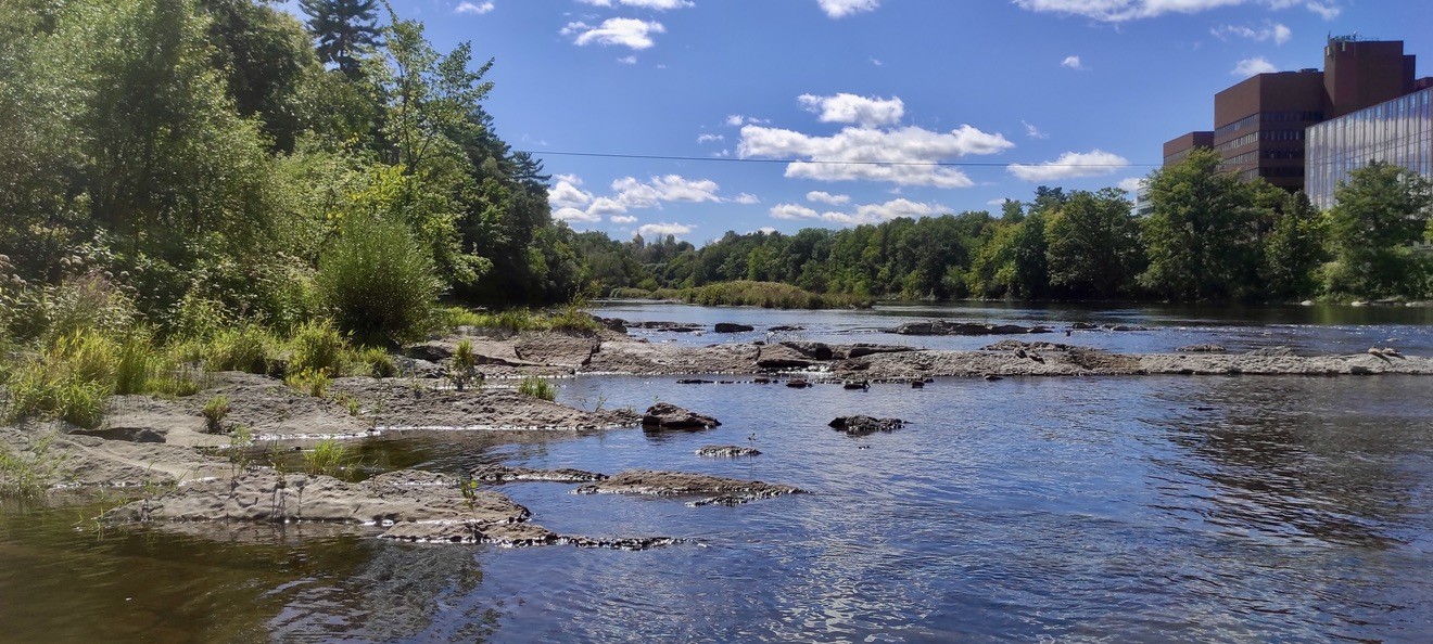 Rivière et rochers sous un ciel bleu